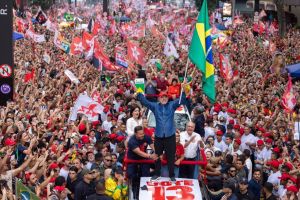 Lula leva milhares à Paulista em seu último ato de campanha: o amor venceu o ódio