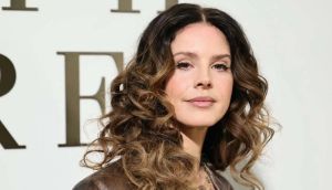 Lana Del Rey wins hearts with spontaneous kind gesture