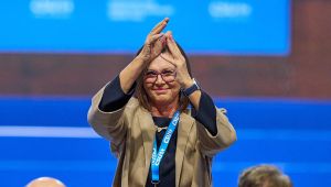 Ilse Aigner per Applaus gewählt: Die CSU stellt Merz vor vollendete ...