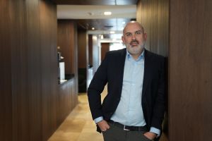 Roberto Izikson: “Chile se percibe a sí mismo bajando de la escalera que había logrado construir”