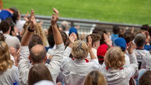 Rissa tra papà sugli spalti durante la partita: i figli lasciano il campo per separarli, match sospeso