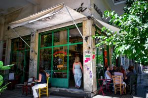 Τίτλοι τέλους για τη «Μουριά»: Κλείνει το ιστορικό καφενείο των Εξαρχείων μετά από 111 χρόνια