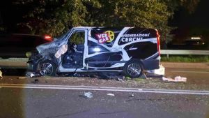 Incidente sulla SR 308 a Reschigliano, furgone contro camion: un ferito grave