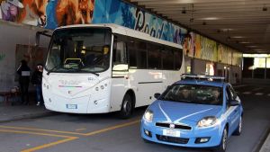 Il bus non aspetta l’amico, lui aggredisce l’autista: condannato a un anno