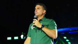 Juez que investiga escándalo ordena retener pasaporte de Flávio Bolsonaro para que no salga del país Por Ex-Ante 26 Oct. 2026, 8:12 pm 2 min Compartir
