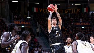 C’è ottimismo sulle condizioni dell’esterno, uscito acciaccato dal Forum. Possibile che salti le gare con Zalgiris e Besiktas. Baldasso sorride, cure mirate per il ginocchio