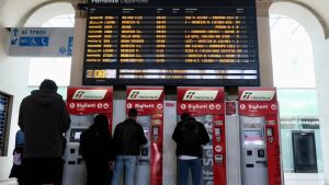 Dà in escandescenze alla stazione di Trieste e aggredisce gli agenti: 36enne arrestato dalla Polfer