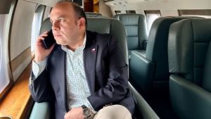 El inédito llamado de atención del ministro Alvarado a Máximo Pavez por fotografía en avión de la FACh