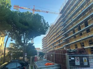 Livorno, si staccano dei pannelli di legno dalla gru nel cantiere dell’ospedale: tragedia sfiorata