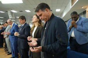 Frente de Evangélicos repudia “ação covarde” de Flávio Bolsonaro