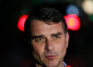 Flávio foge também do abandono pela direita