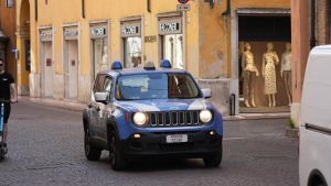 “Si è buttato sul cofano, mia figlia è sotto choc”, lo sfogo di una mamma dopo un’aggressione al semaforo