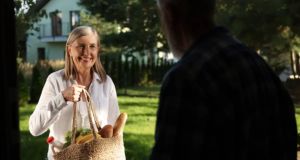 Psychologists say being a people pleaser actually has 5 hidden strengths