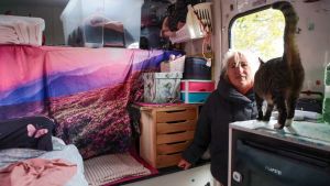 Sfrattata e costretta a vivere in camper, l’Ater: «Avrà un appartamento entro una settimana»