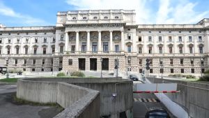 I raid tra la pizzeria ed l'erboristeria nel centro di Trieste: incastrato dai video, finisce in carcere