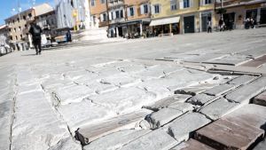 Piazza Vittoria a Gorizia in frantumi: «Mezzi pesanti e giostre sfondano il pavimento»