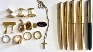 Oro, penne preziose, gioielli e 550 euro in auto: 2 denunciati dopo il fermo al casello