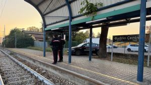 Mettevano le pietre sui binari mentre il treno era in arrivo: denunciati 3 giovani, 2 sono minorenni