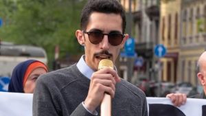 Siher esce dal carcere, la gip non convalida l'arresto: “Mai inneggiato alla violenza”. Meloni attacca: “Decisione vergognosa”