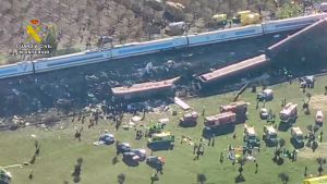 Scontro fra treni ad alta velocità: “Almeno 64 morti”. Cinque italiani a bordo: 4 stanno bene, dispersa una donna. Ipotesi errore umano