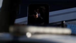 Fuga de Flávio Bolsonaro: de boné e guarda-chuva com ajuda de Milei e de Trump