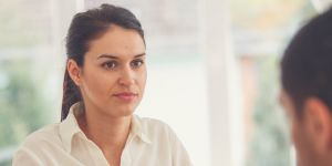 Woman overhears a coffee shop ‘job interview’ and quietly slips the candidate a warning note