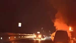 Furgone in fiamme, traffico in tilt sul ponte tra Boretto e Viadana