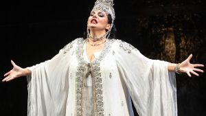 Lady Macbeth e l’ambizione del potere. Il Comunale apre la stagione con Verdi