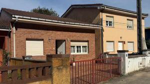 La emoción de una familia de Salinas ante un pueblo entero que se unió como Fuenteovejuna para que recuperaran su vivienda okupada: 
