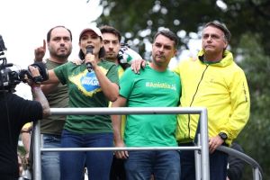 Morador da Barra, no Rio, explode a internet sacaneando a família Bolsonaro…