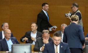 Poslanski mandat kot vroči krompir: funkcija vse bolj izgublja ugled