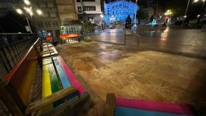 Pintan de arcoíris los bancos de La Escandalera como despedida de la acampada por la vivienda de Oviedo