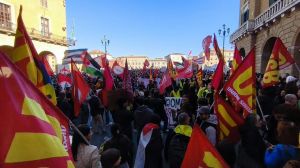 Sciopero generale, cortei in tutta la Toscana: a Livorno in migliaia in piazza, a Pisa occupata La Sapienza – Il racconto dalle città