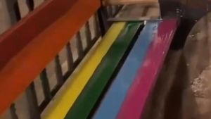 Oviedo vuelve a colocar los bancos de La Escandalera tras ser pintados con la bandera LGTBI