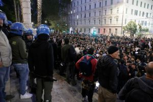 Sciopero generale, scontri a Torino e Roma: cariche della polizia e idranti sui manifestanti – Cosa è successo
