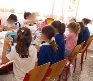Livorno, muffa nei budini serviti a mensa: la segnalazione in due scuole