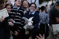 Une Femme Juive Ultra-Orthodoxe Tient Un Poulet Et Prie Lors du Rituel de Kapparot